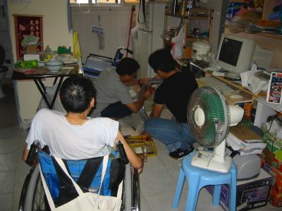 在輪椅使用者家中維修輪椅